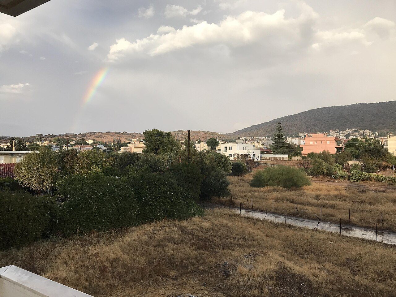 Μονοκατοικίες και οικόπεδα στη Βάρη στους πρόποδες του Υμηττού