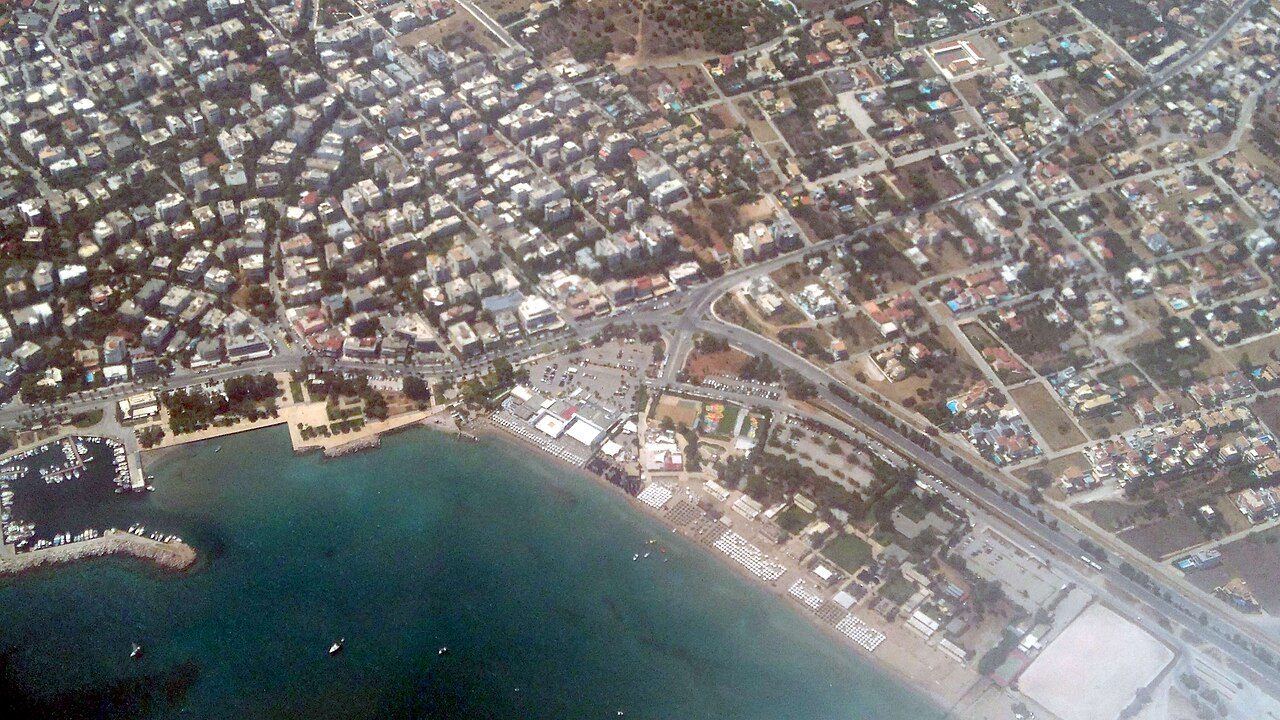 Αεροφωτογραφία της Βάρκιζας με την παραλία, το λιμανάκι και τις κατοικίες